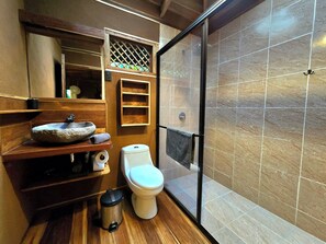 Dusj, hårføner, håndklær og såpe