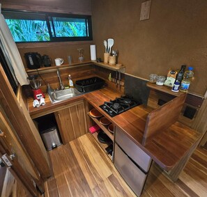 Kjøleskap, kaffetrakter/tekoker, vannkoker og brødrister