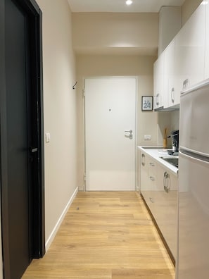 Réfrigérateur, micro-ondes, plaque de cuisson, cafetière/bouilloire