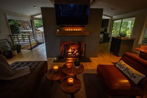 Smart TV, fireplace
