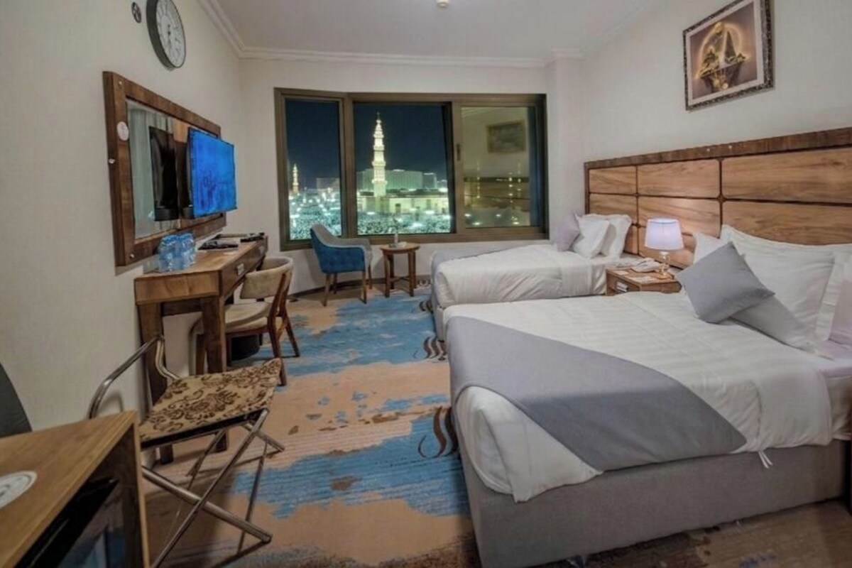 Double Room with Haram View | Peti besi dalam bilik, langsir/tirai gelap terus 