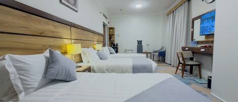 Habitación triple | Caja de seguridad en la habitación y cortinas blackout