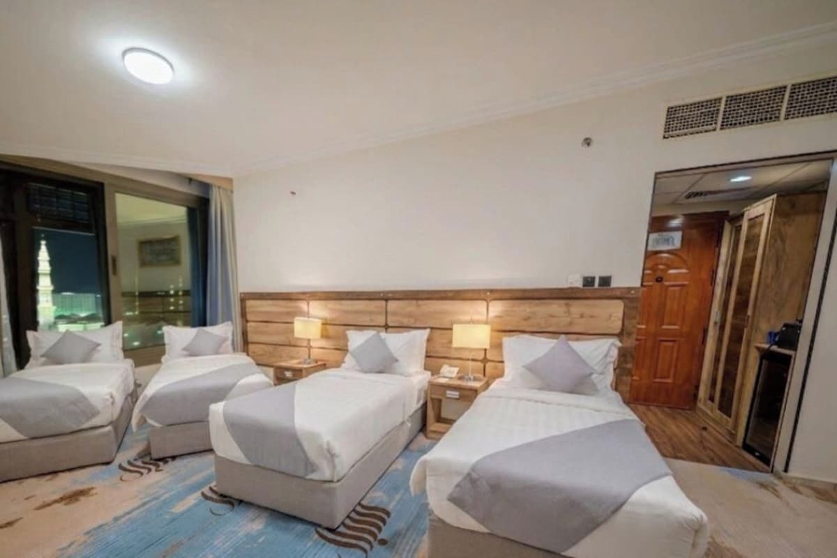 Deluxe Quadruple Room, City View | Peti besi dalam bilik, langsir/tirai gelap terus 