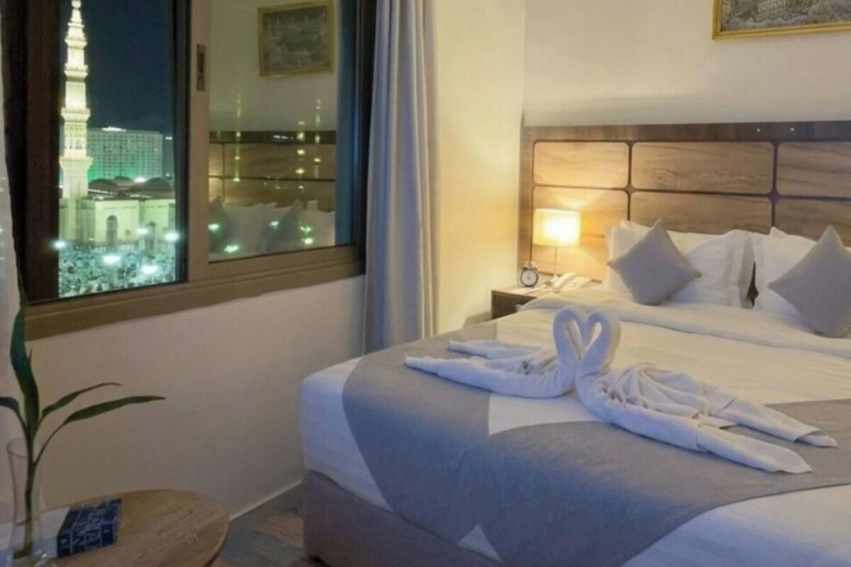 King Room with Haram View | Peti besi dalam bilik, langsir/tirai gelap terus 