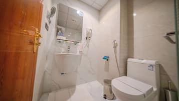 Twin Room | Bathroom | Combined shower/tub, hair dryer, slippers, bidet