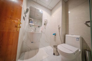 Twin Room | Bathroom | Combined shower/tub, hair dryer, slippers, bidet - sebal almasi hotel (Madinah)