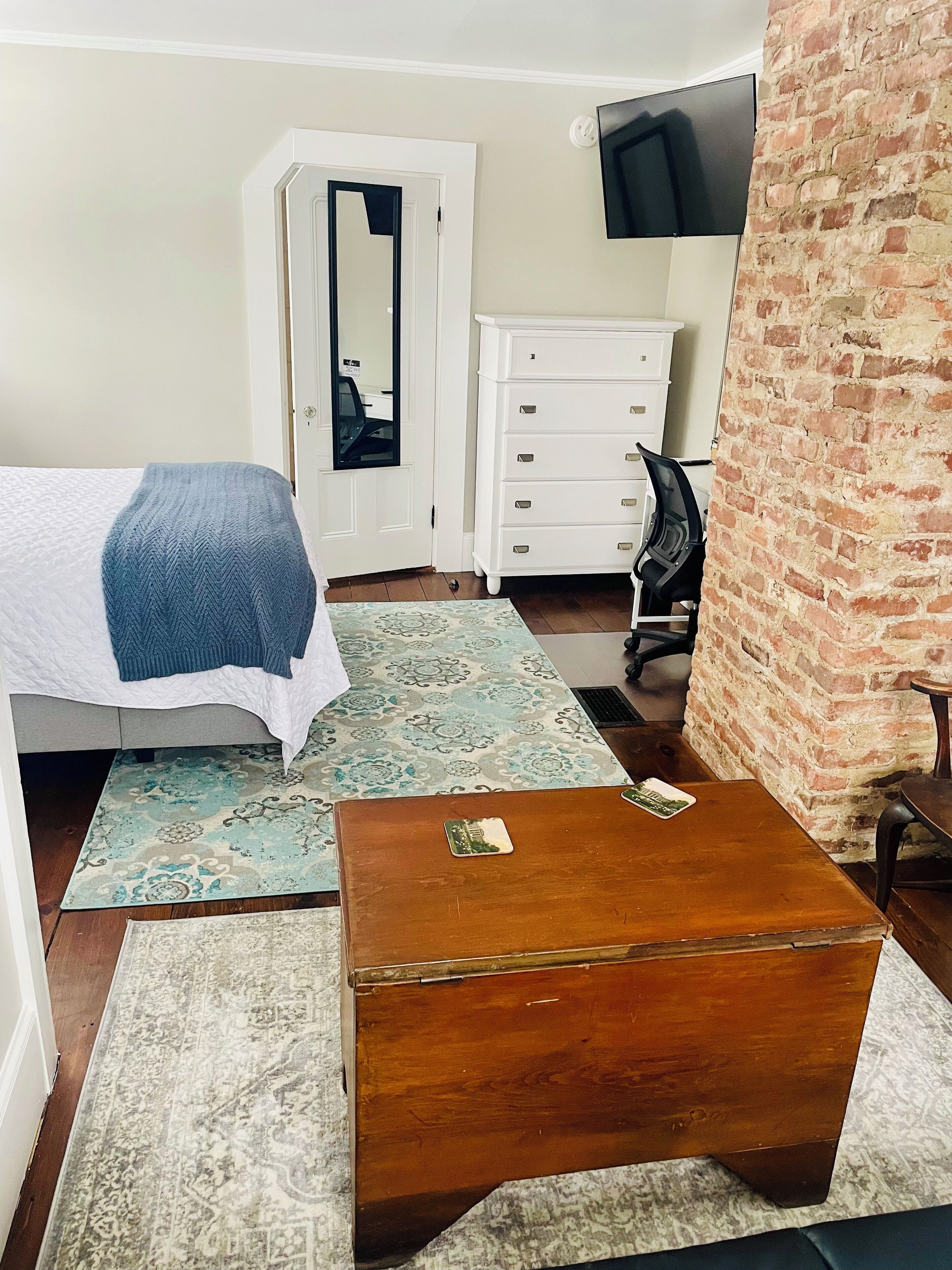 2 soverom, skrivebord, strykejern/-brett og reiseseng for barn