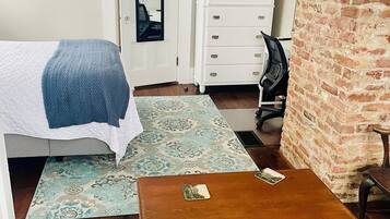 2 bedrooms, iron/ironing board, internet, bed sheets