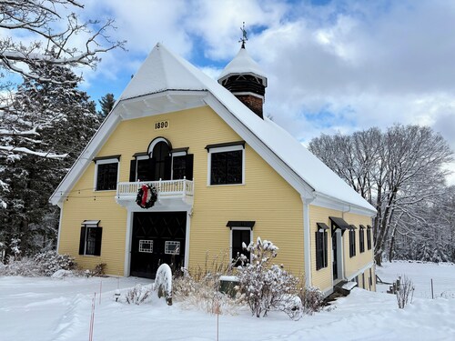 Spacious & Historic 2-Bed – 5 Min Drive to High Mowing, 25 Min to Dublin School
