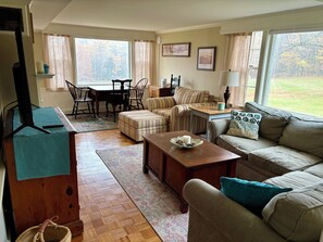 Smart TV, books - Spacious & Historic 2-Bed – 5 Min Drive to High Mowing, 25 Min to Dublin School (Wilton)