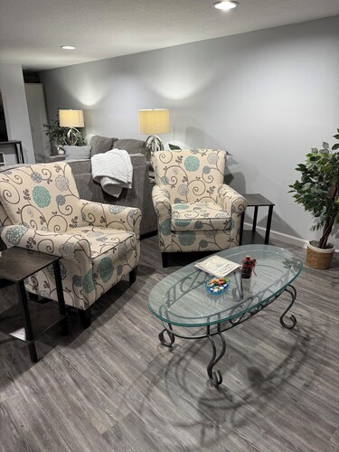 Couples Retreat & Food lovers! Super comfy, fireplace, well stocked kitchenette.