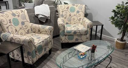 Couples Retreat & Food lovers! Super comfy, fireplace, well stocked kitchenette.