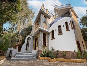 المنشأة من الخارج