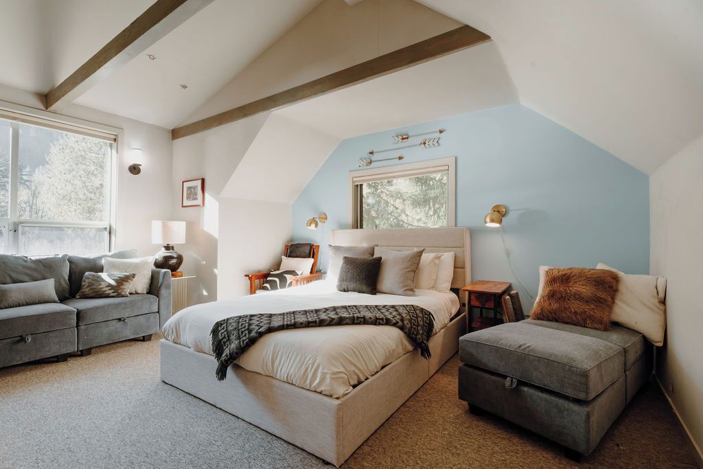 3 bedrooms, iron/ironing board, internet, bed sheets