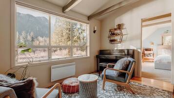 3 bedrooms, iron/ironing board, internet, bed sheets