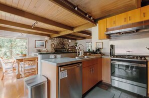 Private kitchen - Timber Creek Retreat /River /HotTub /28mins to Ski (Goldbar)
