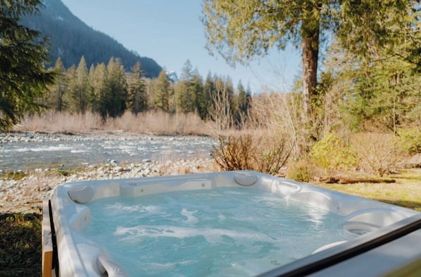 Outdoor spa tub - Timber Creek Retreat /River /HotTub /28mins to Ski (Goldbar)