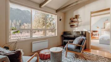 3 bedrooms, iron/ironing board, internet, bed sheets