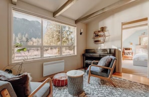 3 bedrooms, iron/ironing board, internet, bed sheets - Timber Creek Retreat /River /HotTub /28mins to Ski (Goldbar)