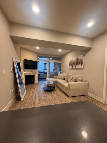 Modern 2BD Next to The Grove