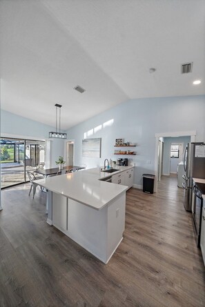 Kjøleskap, mikrobølgeovn, ovn og kokeplater