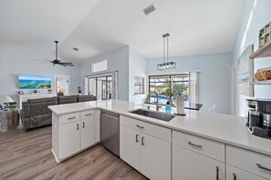 Kjøleskap, mikrobølgeovn, ovn og kokeplater