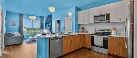 Refrigerador, microondas, horno y parrilla de estufa