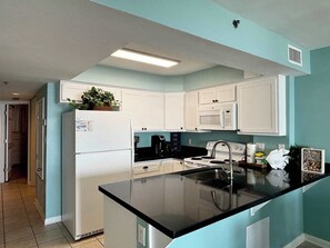 Fridge, microwave, oven, stovetop - Four Winds 303 (Orange Beach)