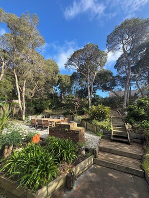 Outdoor dining - Moonah Sands – Coastal Retreat in Rye - Near Beach, Wineries & Hot Springs. (Rye)