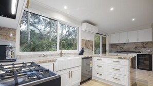 ماكينة لصنع القهوة/الشاي، ثلاجة، ميكروويف، فرن