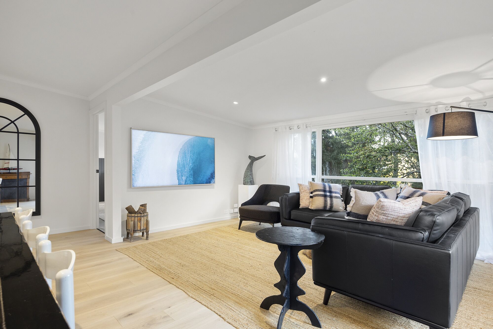 تلفزيون ذكي، مدفأة، كُتُب