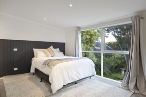 3 bedrooms, desk, iron/ironing board, free WiFi - Moonah Sands – Coastal Retreat in Rye - Near Beach, Wineries & Hot Springs. (Rye)