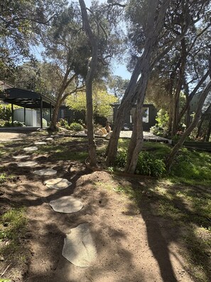 Property grounds - Moonah Sands – Coastal Retreat in Rye - Near Beach, Wineries & Hot Springs. (Rye)