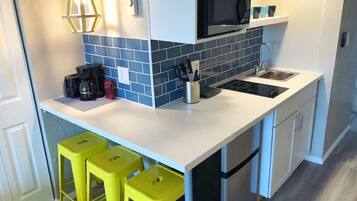 Kühlschrank, Mikrowelle, Herdplatte, Wasserkocher mit Kaffee-/Teezubehör