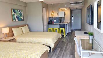 Een strijkplank/strijkijzer, gratis wifi, beddengoed