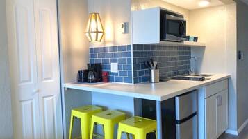 Een koelkast, een magnetron, een kookplaat