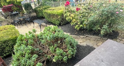 Newly renovated 2 bedroom home located near the waterfront and Carnegie Library!