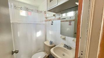 Comfort studio, balkon, uitzicht op de stad | Badkamer