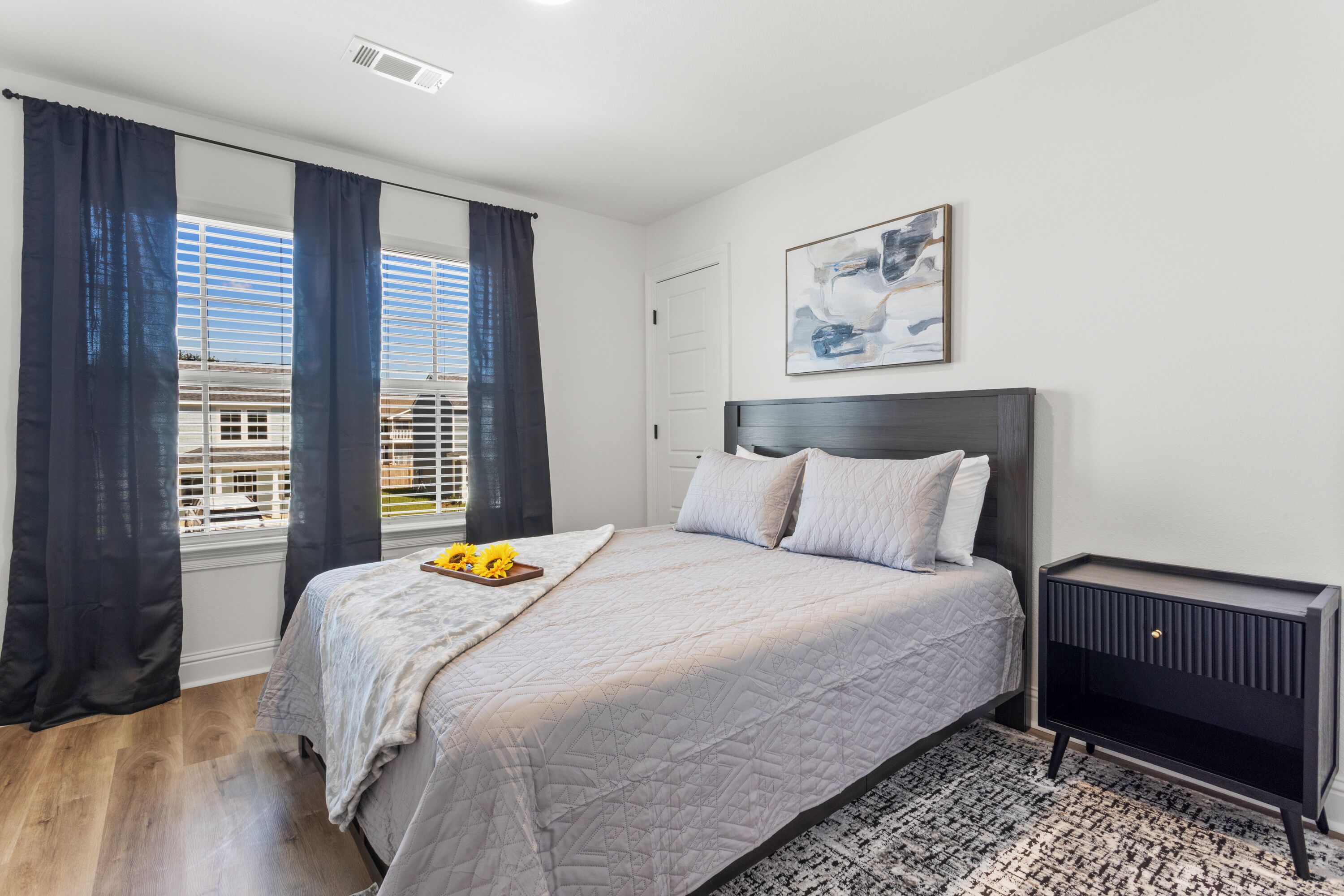 3 habitaciones, tabla de planchar con plancha, wifi y ropa de cama 