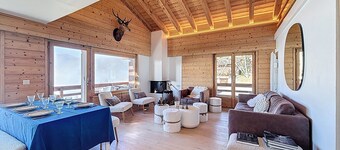 Un bel appartement composé d’un hall d’entrée ouvrant sur une cuisine ouverte avec salle à manger, u