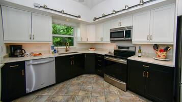 Microonde, forno, piano cottura, lavastoviglie