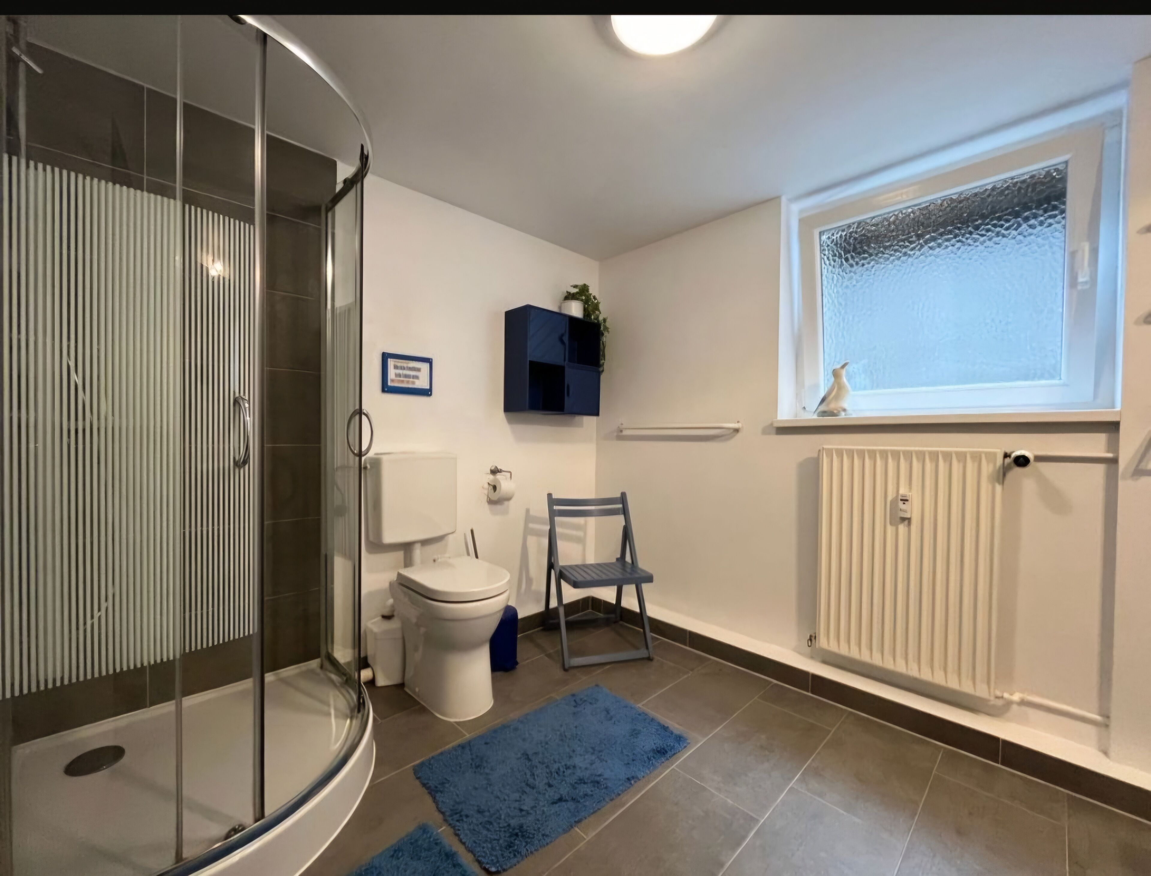 Regadera, secadora de cabello, toallas, jabón 