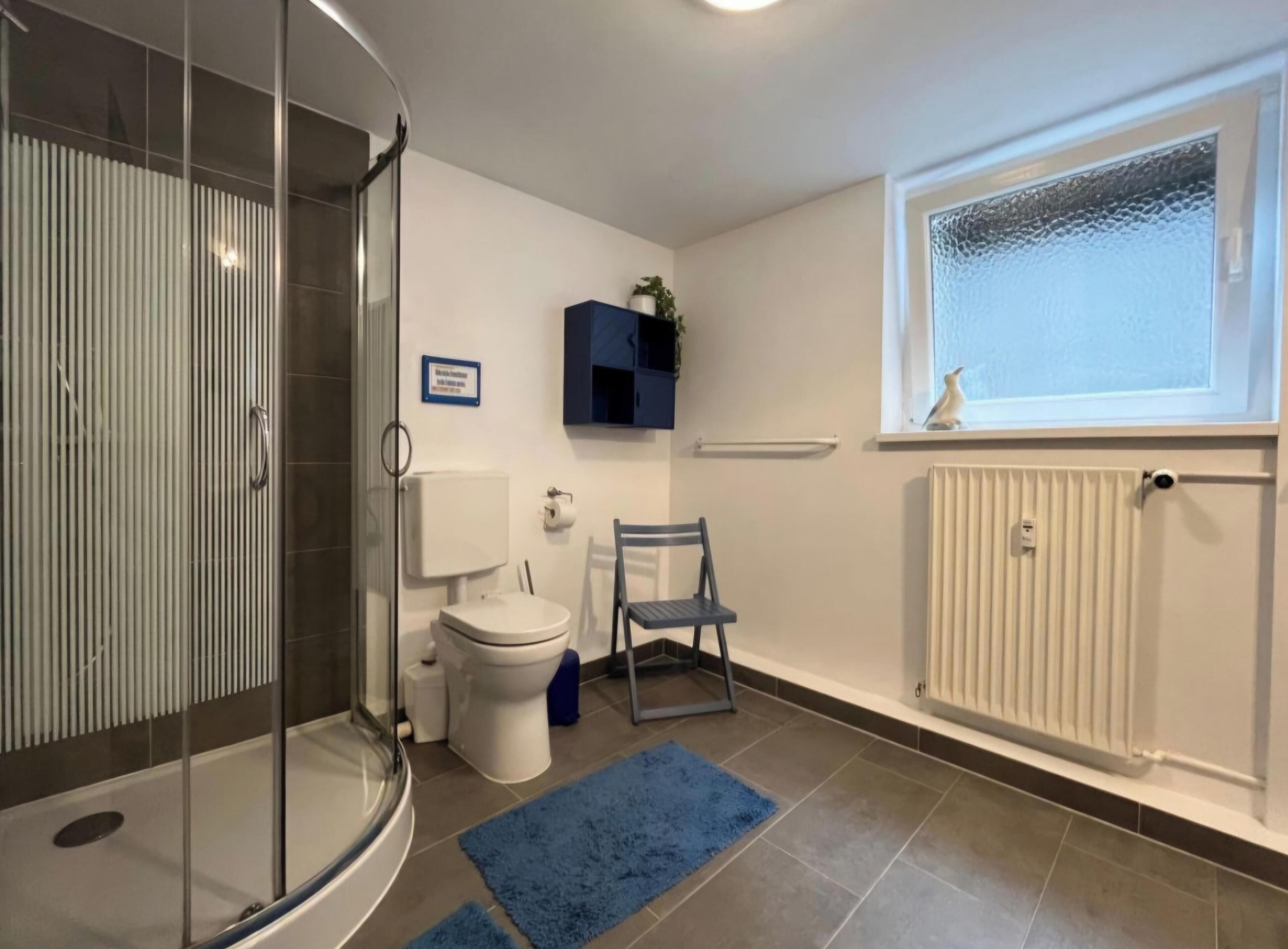 Douche, sèche-cheveux, serviettes fournies, savon