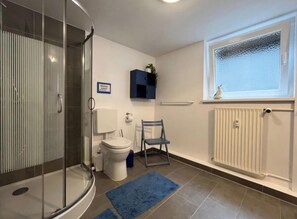 Shower, hair dryer, towels, soap - Living in the Blumenviertel Wolfenbüttel-quiet-central-ideal for business travelers (Wolfenbüttel)
