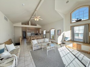 Smart-TV, peis og bøker