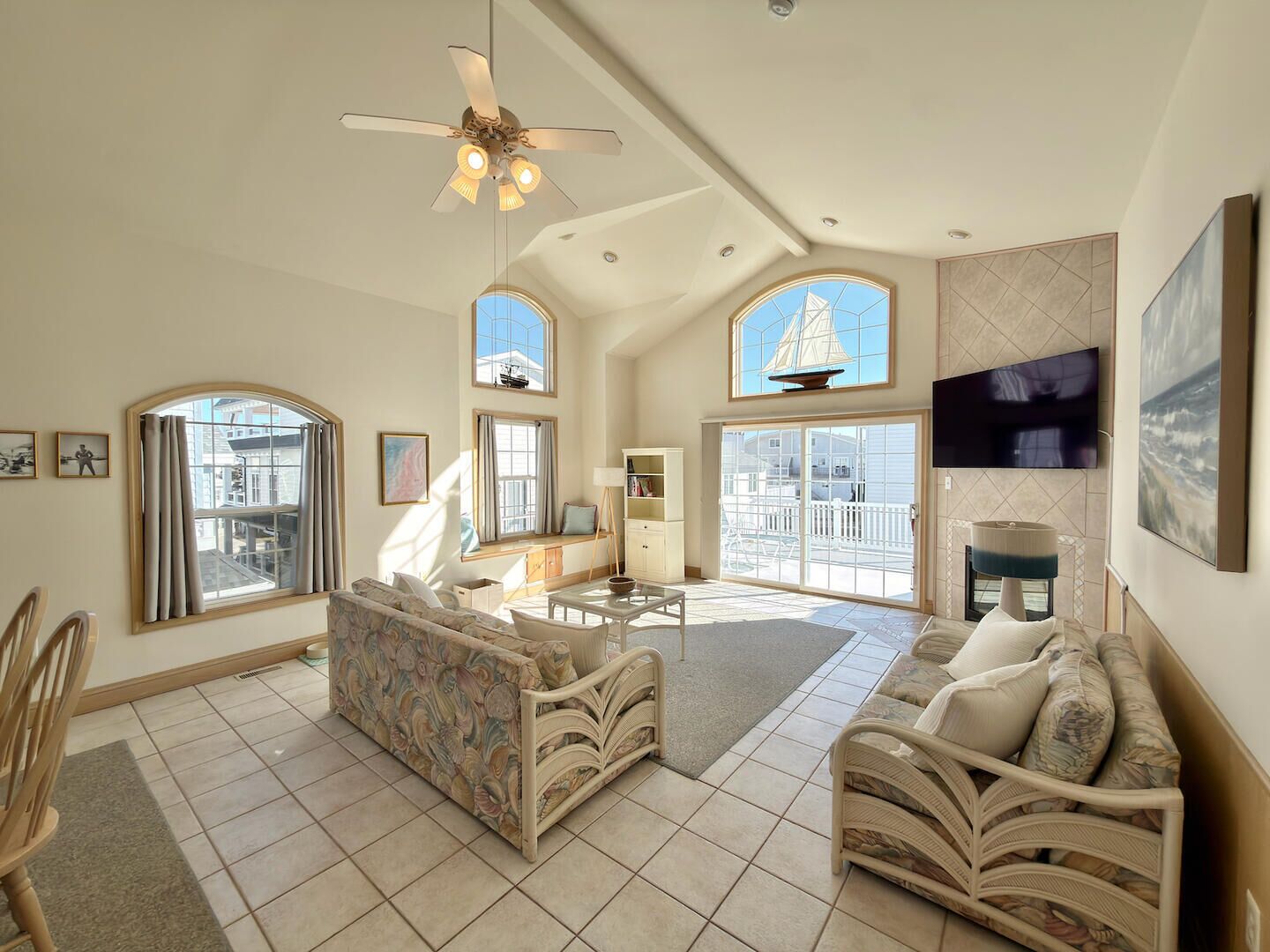 Smart-TV, peis og bøker