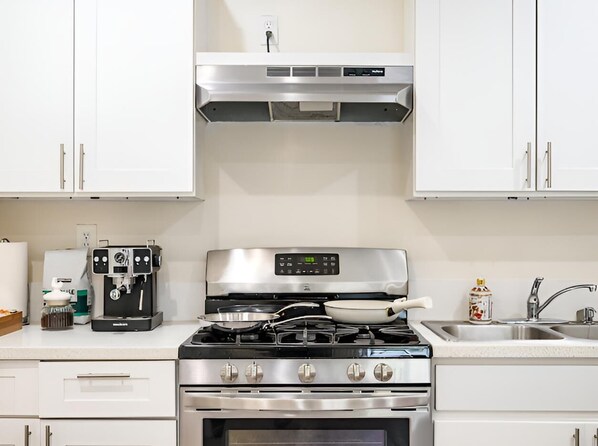 Fridge, microwave, oven, stovetop - Near ON Airport Chaffey Claremont College Ontario Outlets 1B1B 2Beds 4people (Ontario)