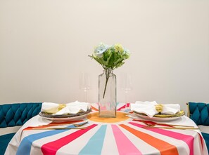 Dining - Near ON Airport Chaffey Claremont College Ontario Outlets 1B1B 2Beds 4people (Ontario)