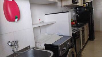 Jääkaappi, mikroaaltouuni, uuni, liesi