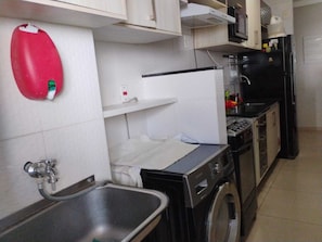 Køleskab, mikrobølgeovn, ovn, kogeplade